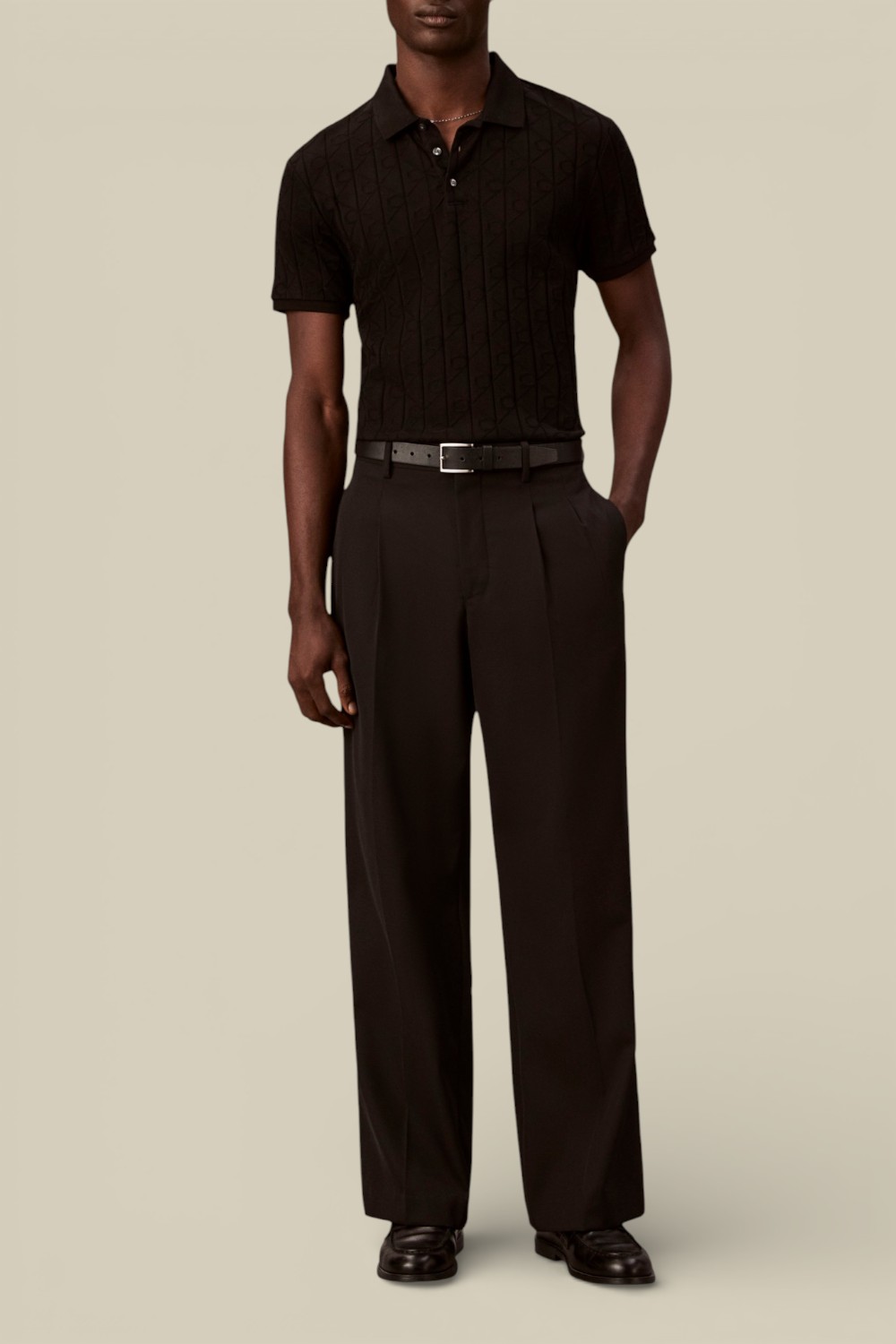 תמונת כל הלוק של חולצת פולו